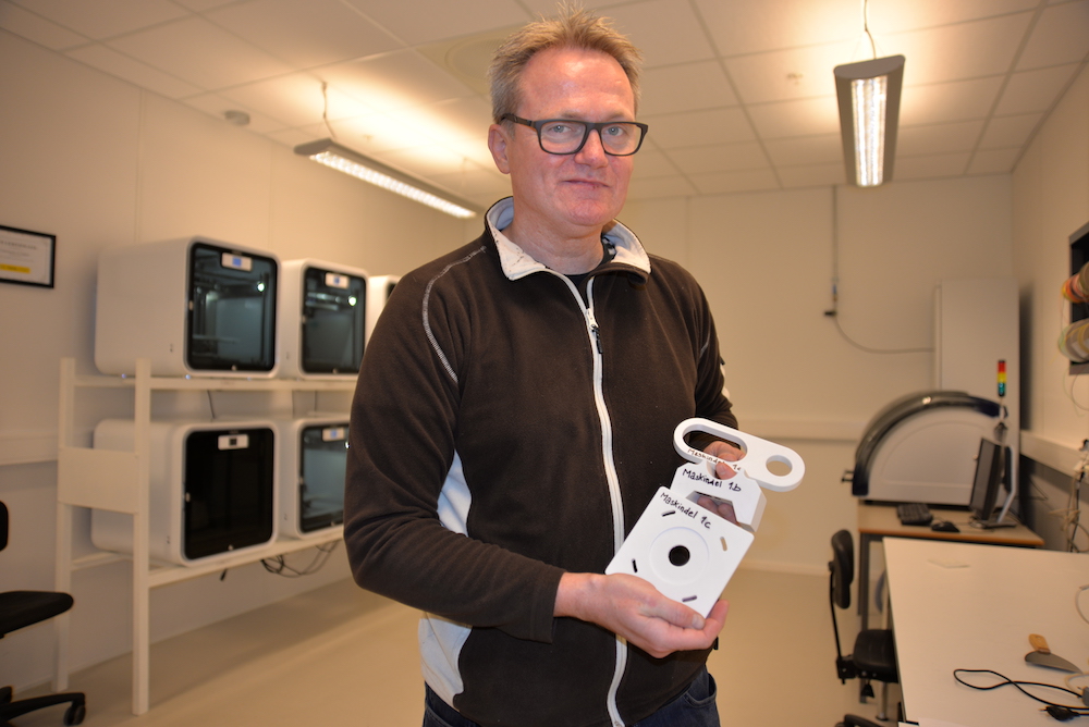 Lab engineer Harald Sauvik displays objects produced by the 3D printers. Photo: Morten Rosenvinge, University of Agder